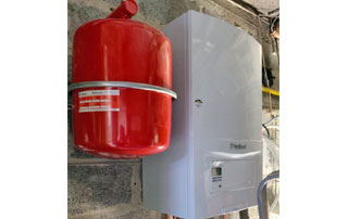 chaudière murale Vaillant et boiler rouge