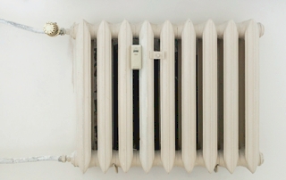 radiateur fixé au mur