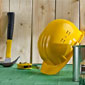 Casque jaune et marteau