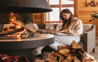 femme se chauffant devant un feu ouvert