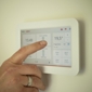 personne qui règle le thermostat