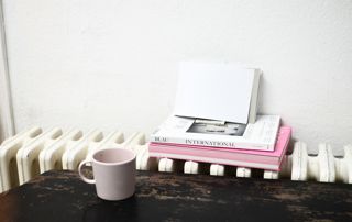 livres posés sur un radiateur