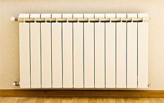 radiateur blanc fixé au mur