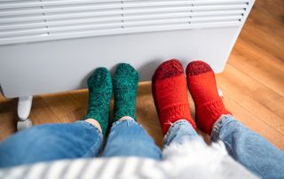 deux personnes réchauffent leurs pieds