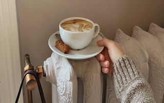 tasse de café posée sur un radiateur