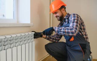 homme qui répare un radiateur