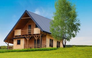 maison autonome en bois dans nature