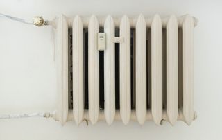 radiateur fixé au mur