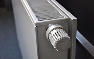 vanne sur un radiateur blanc